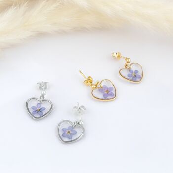 Boucles d'oreilles clous en forme de coeur avec de vraies fleurs myosotis 2