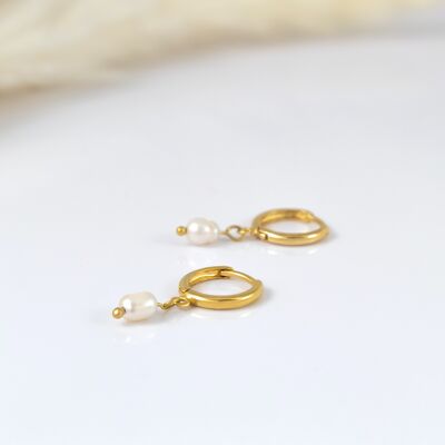 Boucles d'oreilles Huggie Hoop en perles de riz d'eau douce