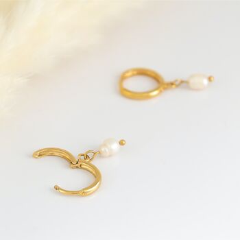 Boucles d'oreilles Huggie Hoop en perles de riz d'eau douce 9