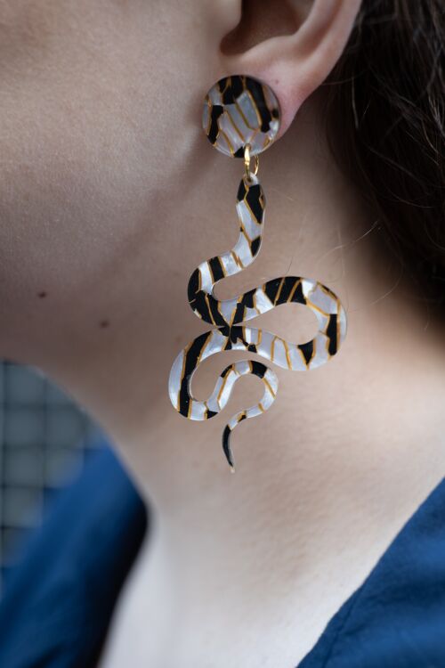 Boucles d'oreilles modèle serpent noir et blanc