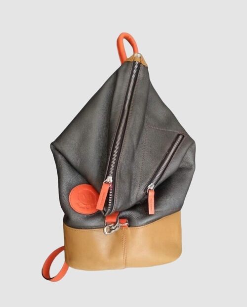 Mochila unisex Anoki de piel vacuna en gris antracita, cuero y naranja