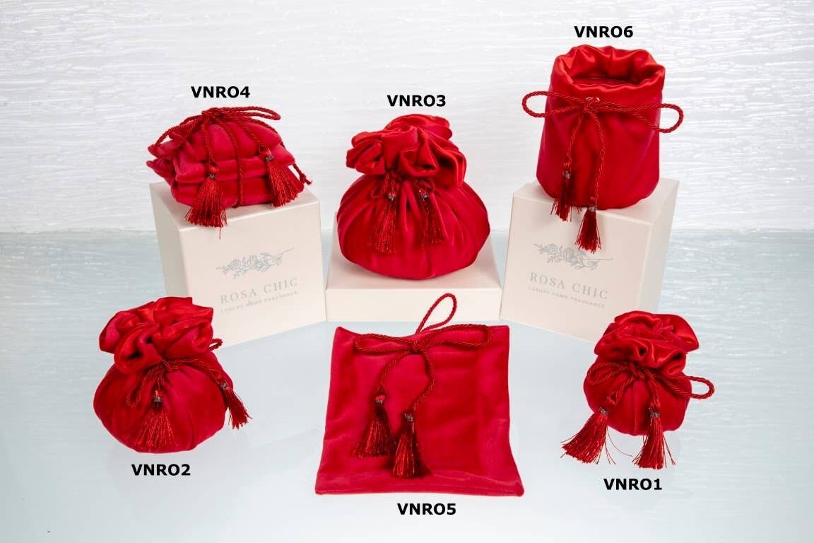 VELLUTO ROSSO CON NAPPINE, classe ed eleganza