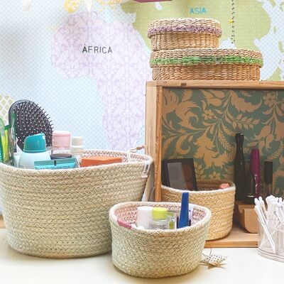 Paniers en jute naturel avec surpiqûres roses et bleues