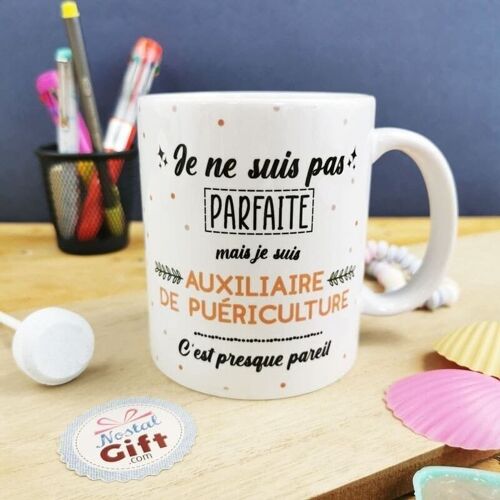 Mug - "Je ne suis pas parfaite mais je suis auxiliaire de puériculture" - Cadeau auxiliaire de puériculture