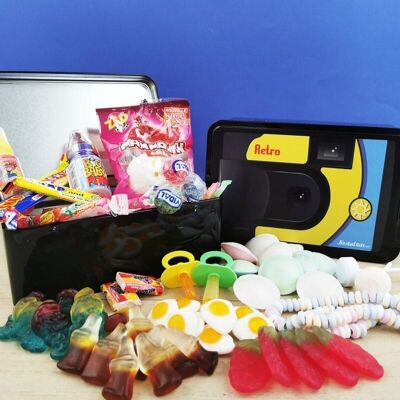Retro-Kamerabox gefüllt mit Süßigkeiten aus den 90er Jahren