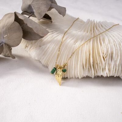 Collana dorata con pendente a foglia e perline verdi