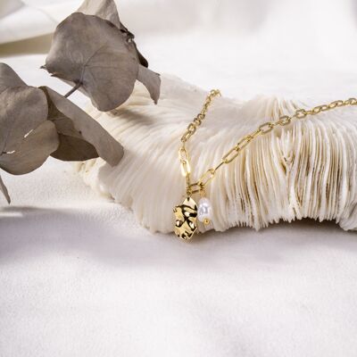 Collana dorata con pendente di perla bianca