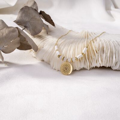 Goldene Halskette mit weißen Perlen und Herzanhänger