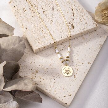 Collier doré avec perles blanches et pendentif cœur 2