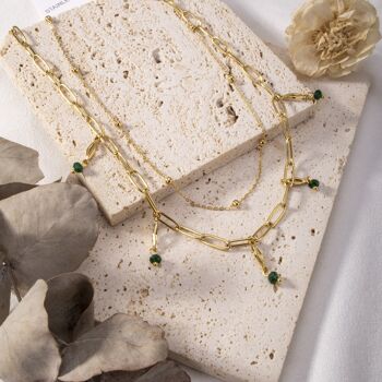 Collier doré double chaîne et mini perles vertes pendantes 2