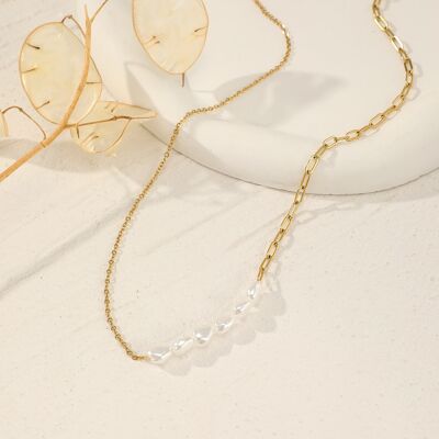 Goldene Halskette mit weißen Perlen
