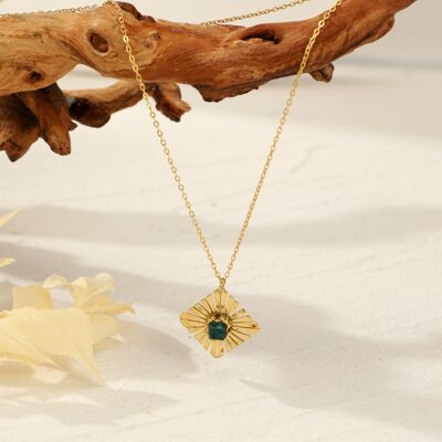 Collana dorata con pendente diamantato e perla verde al centro