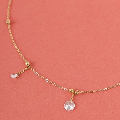 Goldene Halskette mit transparenter Perle