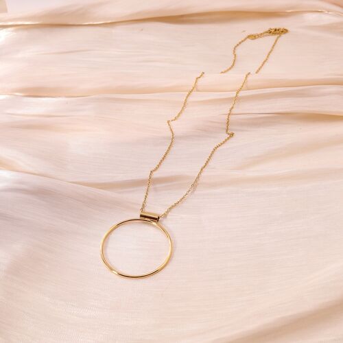 Collier sautoir doré, simple chaîne avec un pendentif cercle