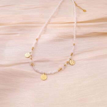 Collier doré avec des perles blanches et trois pendentifs ronds martelés 1