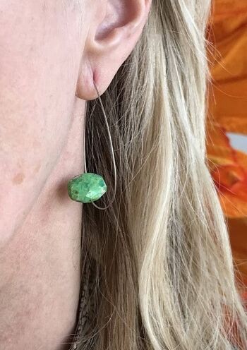 Boucles d'oreilles pendantes droites avec pierre de lune pêche et perles rondes 6