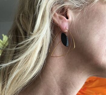 Grandes boucles d'oreilles triangulaires avec des pierres précieuses en forme de marquise 2