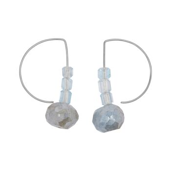 Boucles d'oreilles courbes courtes avec options de calcédoine mystique grise et de perle de topaze 1