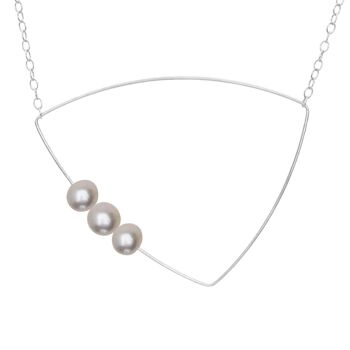 Collier pendentif triangle avec perles d'eau douce rondes 9