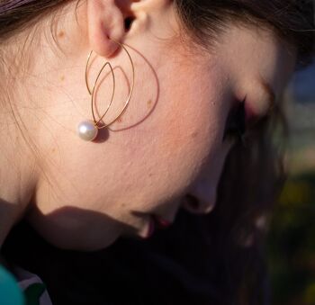 Grandes boucles d'oreilles à boucle angulaire avec perles d'eau douce naturelles rondes avec options de couleur 3
