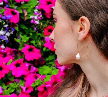 Grandes boucles d'oreilles à boucle angulaire avec perles d'eau douce naturelles rondes avec options de couleur 4