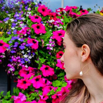 Grandes boucles d'oreilles à boucle angulaire avec perles d'eau douce naturelles rondes avec options de couleur 5