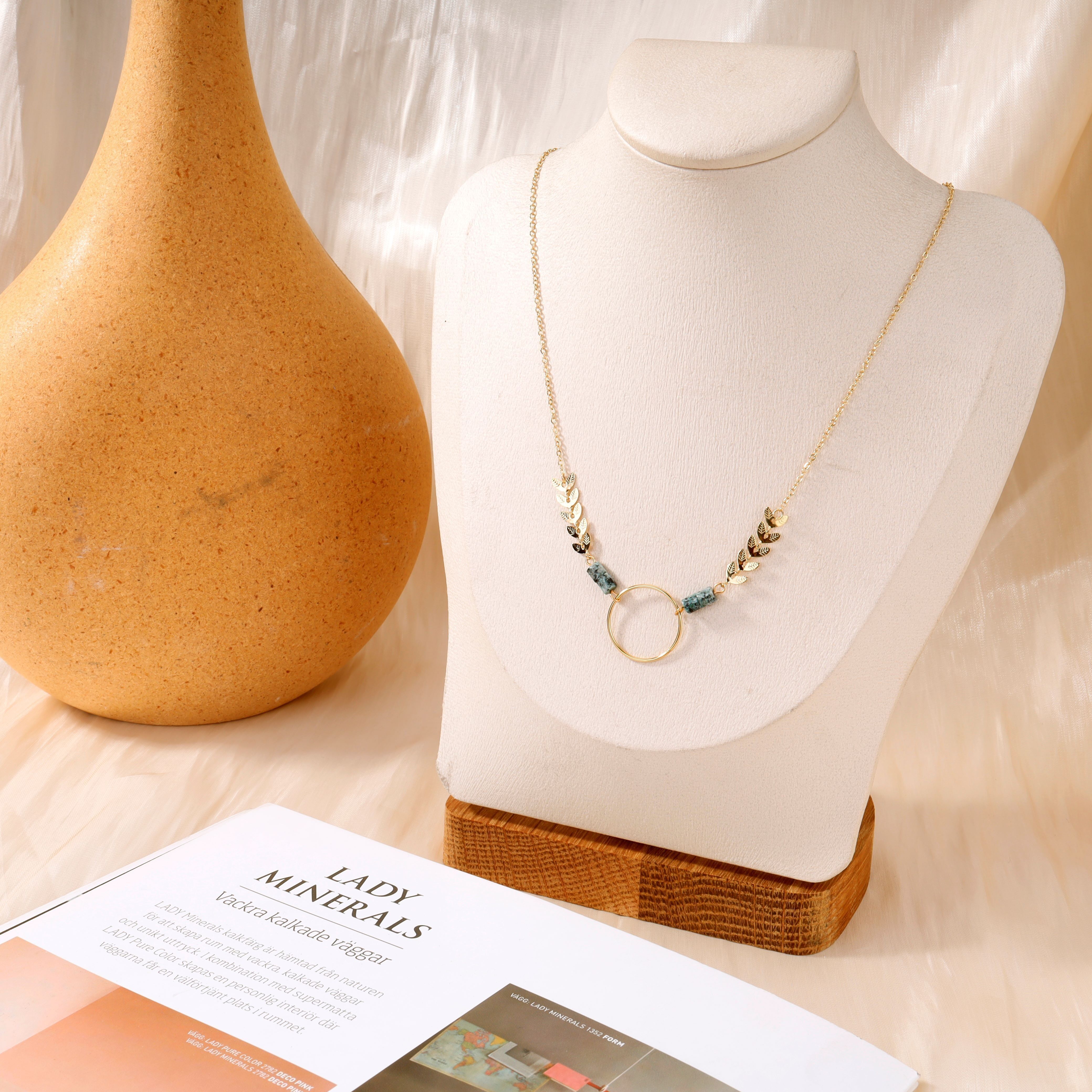 Collana cerchio, fogliame e perline verdi