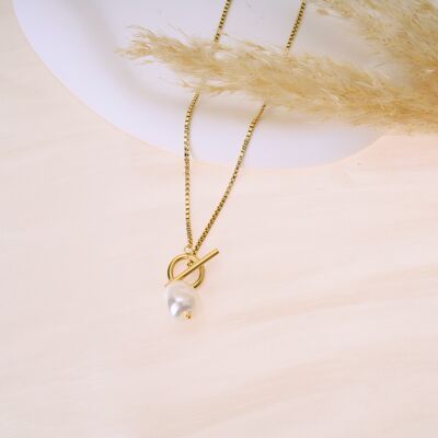 Golden clasp necklace with pearl