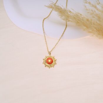 Collier doré avec pendentif rayon soleil orange