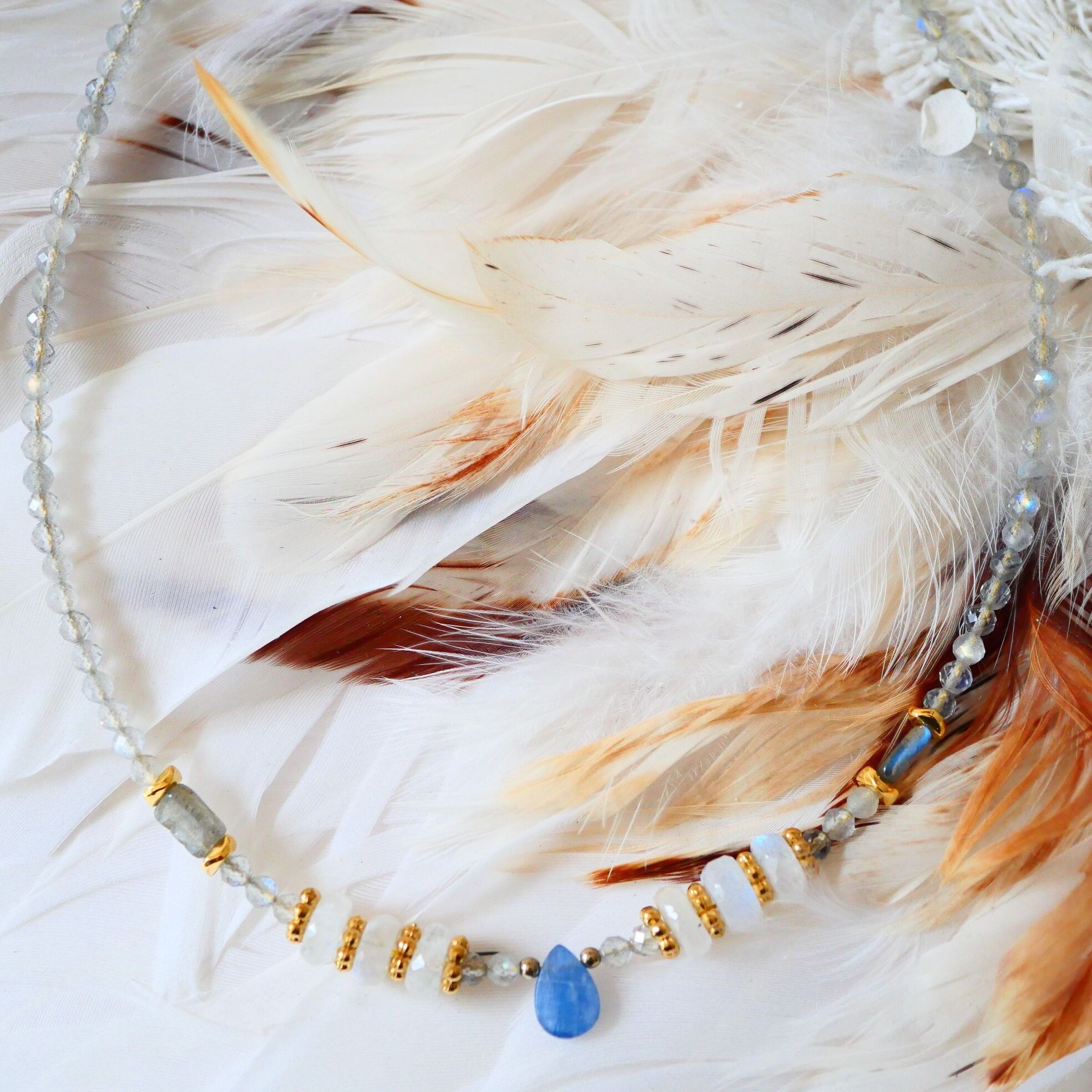 Collana Chhavi con cianite e labradoriti