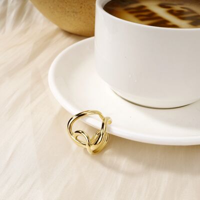 Golden linked knot ring