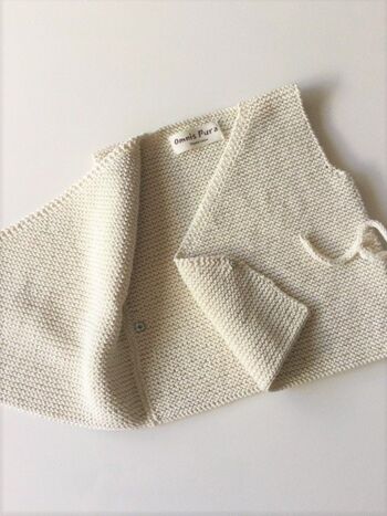 Gilet bébé enveloppe bio tricoté à la main 1