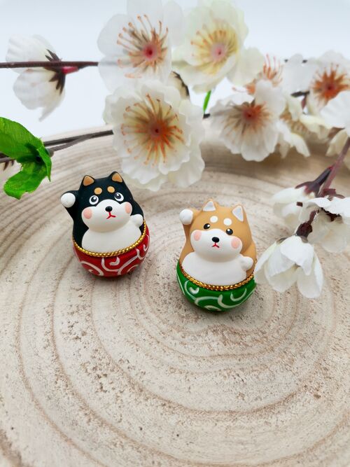 Figurine porte-bonheur culbuto Mini Lucky Chien Shiba en terre cuite