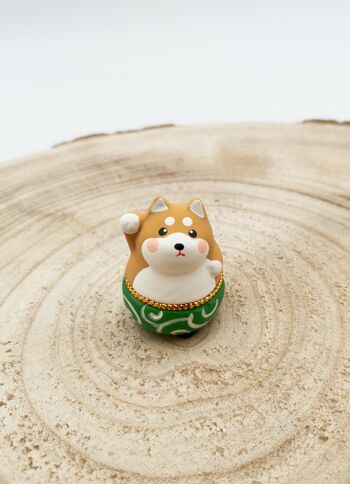 Figurine porte-bonheur culbuto Mini Lucky Chien Shiba en terre cuite 4