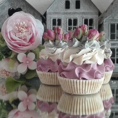 Cupcake-Seife im Shabby-Stil mit getrockneten Rosen