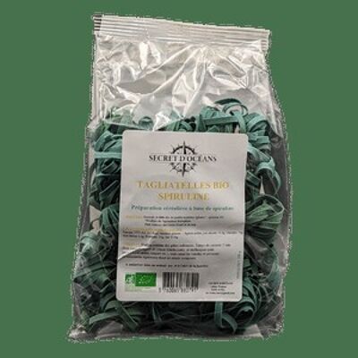 Organic tagliatelle with spirulina