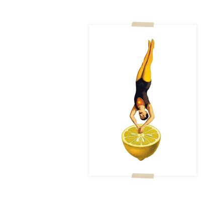 Postkarten-Collage-Akrobat taucht in Zitrone