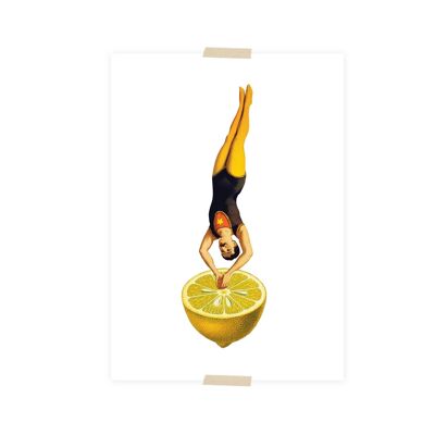 Acrobata di collage di cartoline che si tuffa nel limone