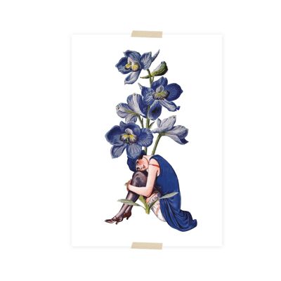 Postkartencollage, kleine Dame, die unter blauer Iris sitzt