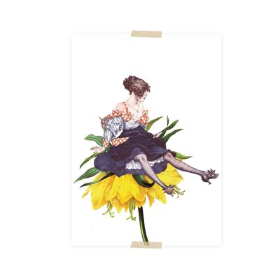 Kleine Dame der Postkartencollage, die auf gelber Blume sitzt