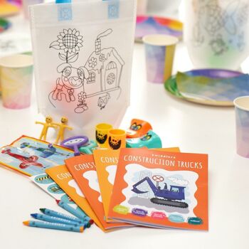 Ensemble de 12 livres de coloriage pour enfants, motifs de camions assortis à colorier avec 48 crayons et 12 feuilles d'autocollants 2