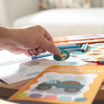 Ensemble de 12 livres de coloriage pour enfants, motifs de camions assortis à colorier avec 48 crayons et 12 feuilles d'autocollants 6