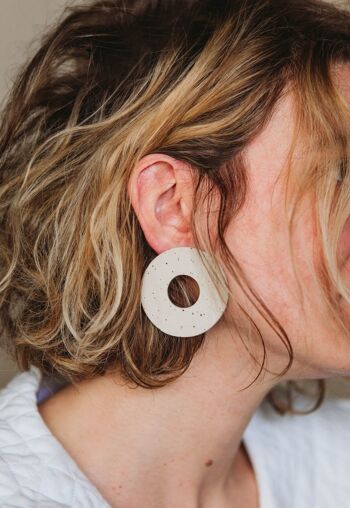 Boucles d'oreilles circulaires légères en grès avec apprêts en argent sterling 10