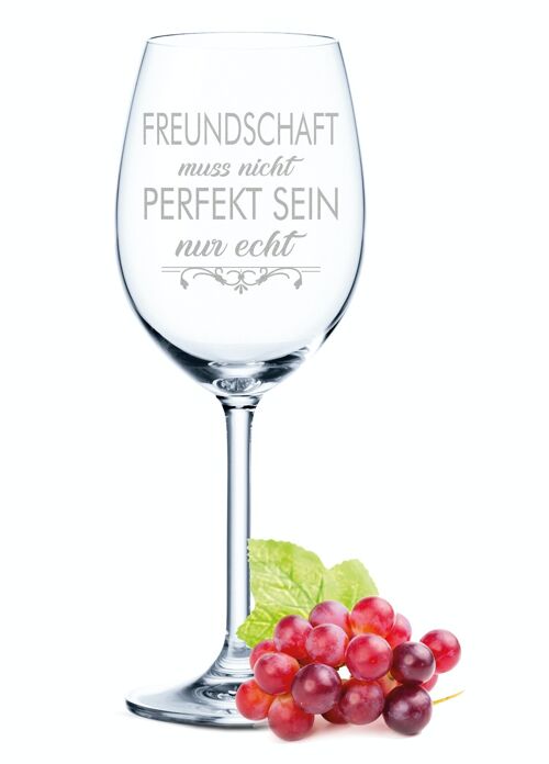 Leonardo Daily Weinglas mit Gravur - Freundschaft muss nicht perfekt sein - 460 ml - Geeignet für Rotwein und Weißwein