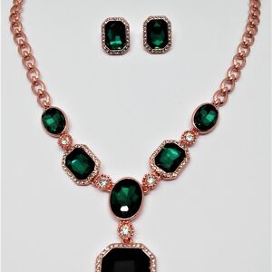 Parure collier et clous d'oreilles or rose/cristal/vert émeraude