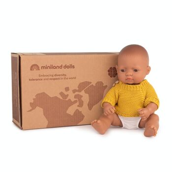 Miniland Poupées: POUPÉE BÉBÉ GARCON LATINO-AMERICAIN avec VÊTEMENTS 32cm, parfumée  vanille, imperméable, poupée sexuée, en résine. Made in Spain, 3+