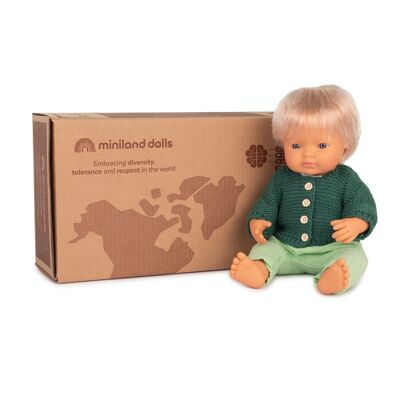 Miniland Dolls: MUÑECO NIÑO EUROPEO con ROPA 38cm, aroma vainilla, impermeable, en resina, en caja de regalo. Hecho en España, 3+