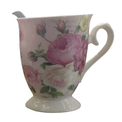 Mug avec des fleurs dans une boîte cadeau