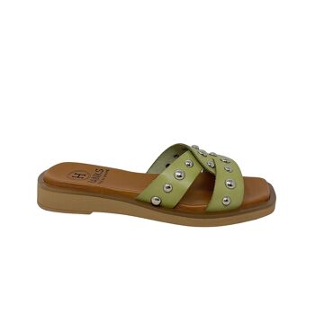 Sandale plate Victoria en cuir vert avec rivets 1