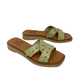 Sandale plate Victoria en cuir vert avec rivets 4